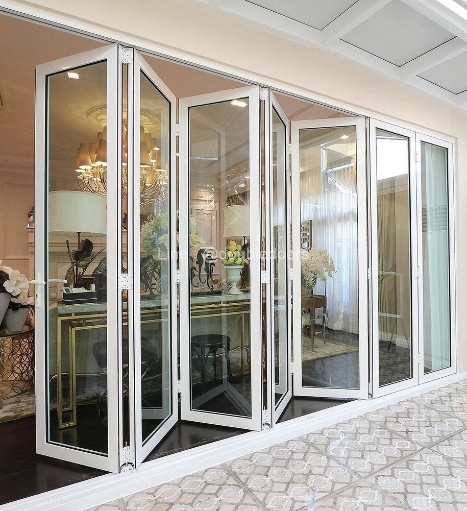 ประตูบานเฟี้ยมสีขาว