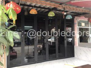 ประตูบานเฟี้ยมสีอบดำด้าน กระจกฝ้า