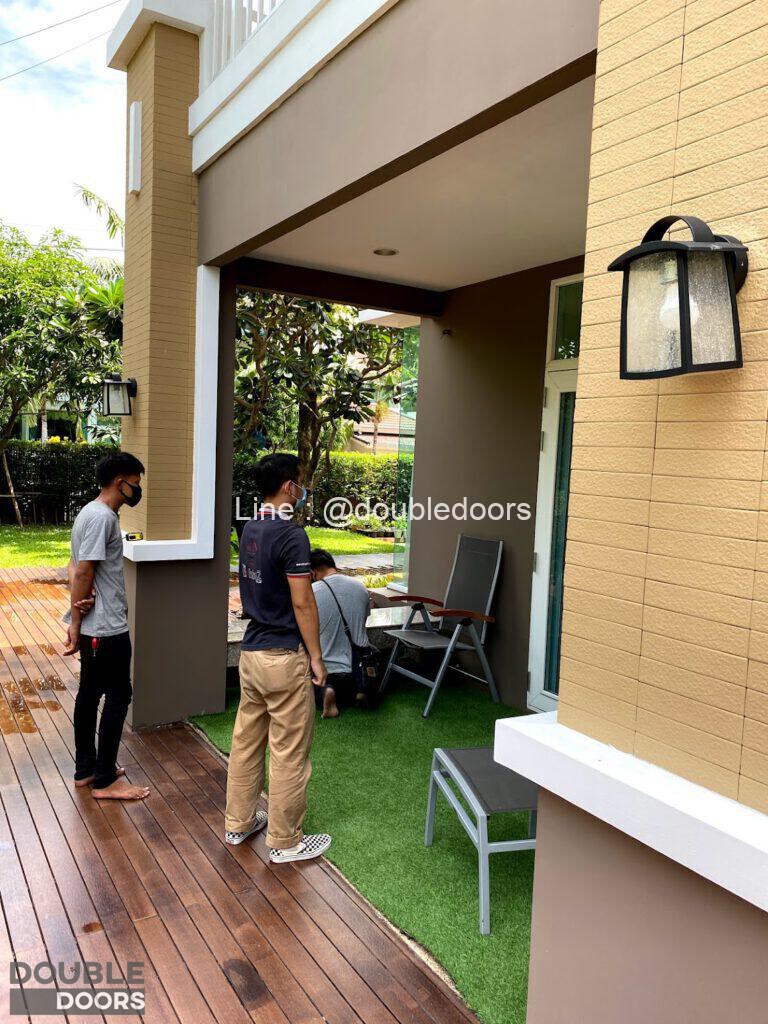 ประตูบานเฟี้ยมสีอบดำด้าน รุ่นขอบเฟรมลายขาว กั้นห้องภายใน