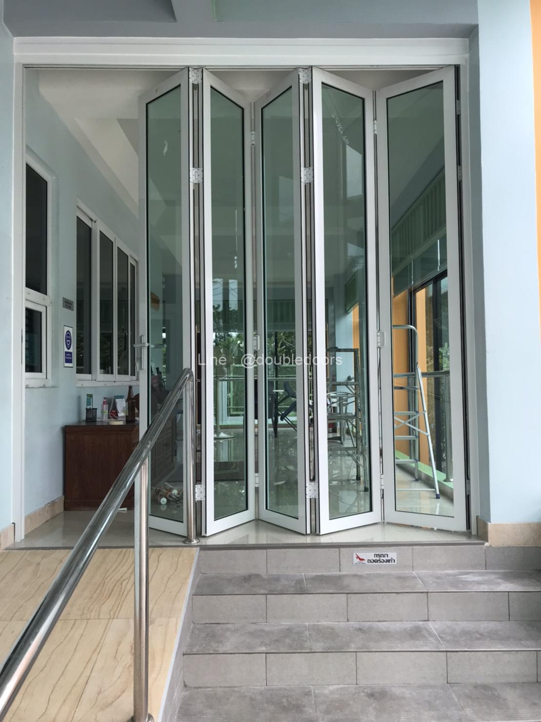 ประตูบานเฟี้ยมสีอบขาว คุณอำนวย2