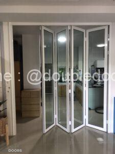 ประตูบานเฟี้ยมสีอบขาว doubledoors