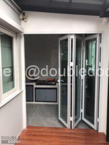 ประตูบานเฟี้ยมสีอบขาว _44f45