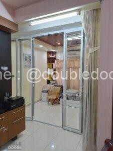 ประตูบานเฟี้ยมสีอบขาว _รางแขวน กระจกใส223