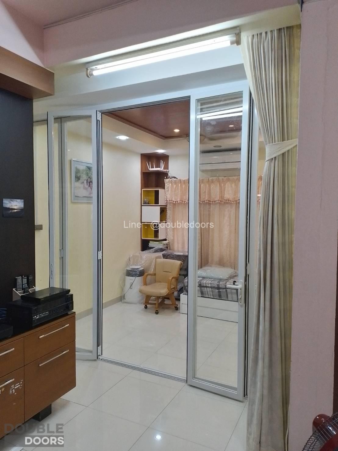 ประตูบานเฟี้ยมสีอบขาว _รางแขวน กระจกใส223