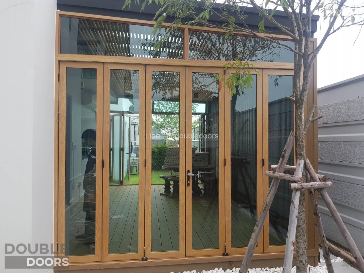 ประตูบานเฟี้ยมอลูมิเนียมสีอบลายไม้สักทอง หนา: 1.6 mm + ช่องแสงอลูมิเนียมลายไม้สักทอง กระจก: เขียวตัดแสง 6 mm ขนาดพื้นที่: กว้าง 3055 mm. x สูง 2780 mm. จำนวนบานประตู: 6 บาน เปิดแยกกลาง ขนาดพื้นที่: กว้าง 3650 mm. x สูง 2800 mm. จำนวนบานประตู: 6 บาน เปิดแยกกลาง ตัวอย่างผลงานติดตั้งและรายละเอียดเพิ่มเติม: https://doorfolding.com/projects-all/ #ประตูบานเฟี้ยม